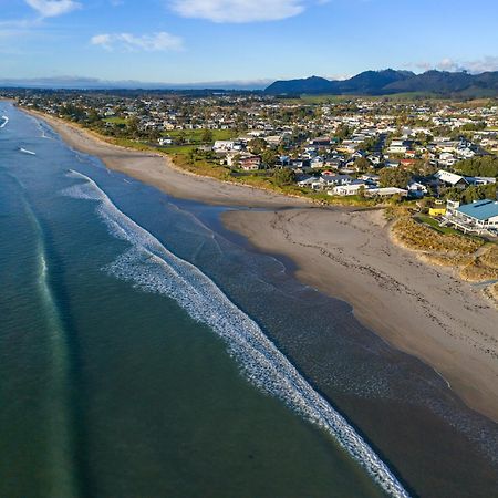 Tasman Holiday Parks - Waihi Beach Extérieur photo Aerial view of the beach at Waikuku