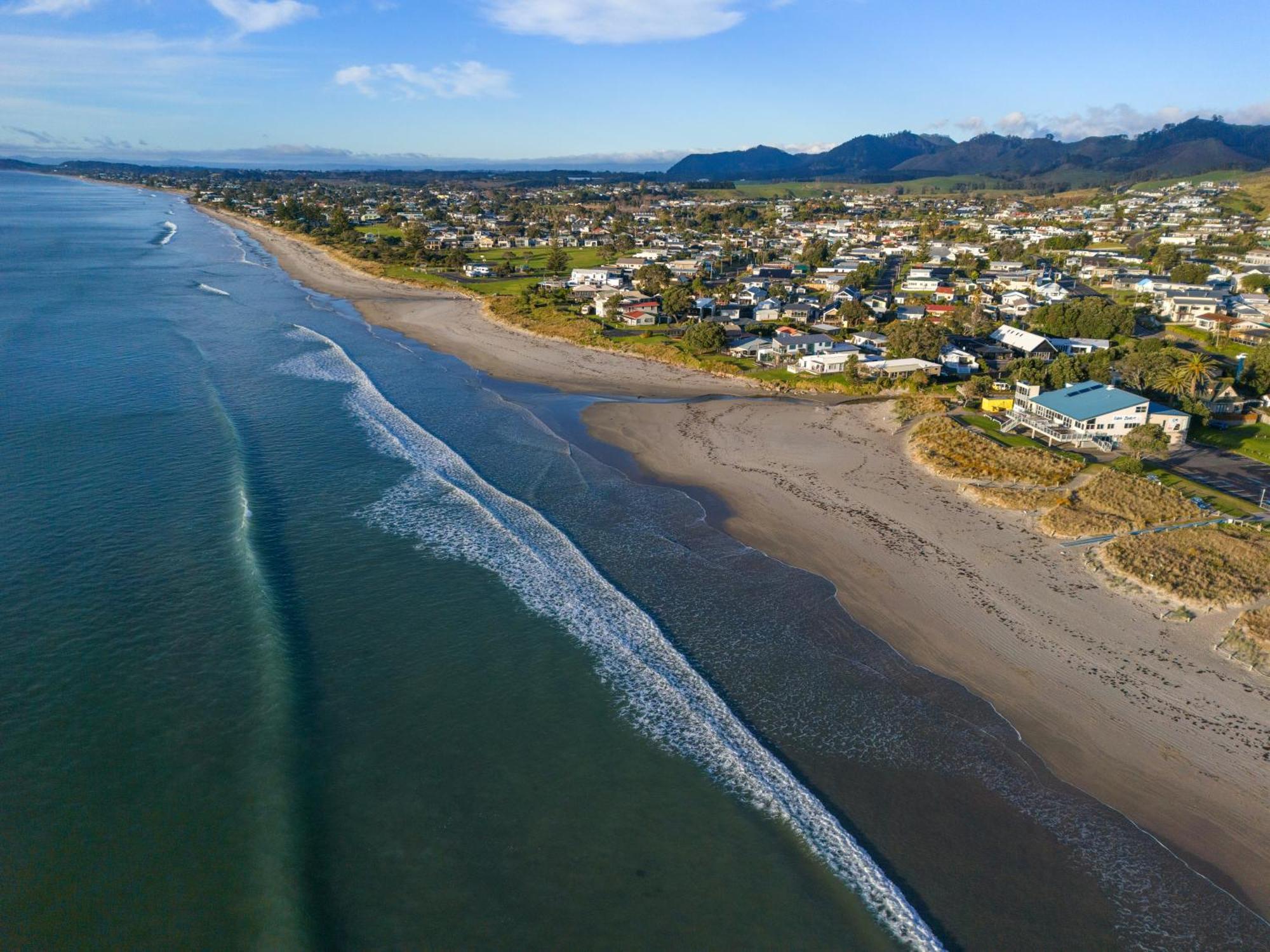 Tasman Holiday Parks - Waihi Beach Extérieur photo Aerial view of the beach at Waikuku
