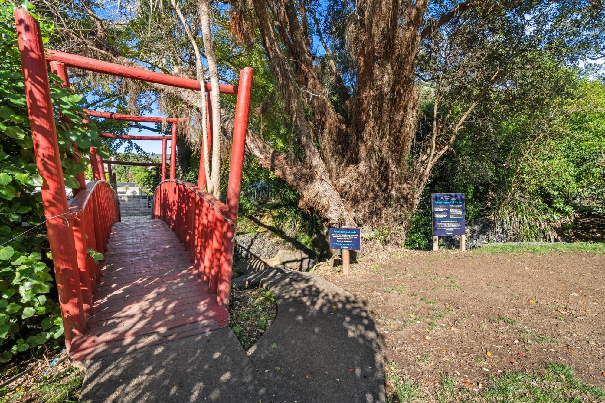 Tasman Holiday Parks - Waihi Beach Extérieur photo The bridge at the entrance to the park