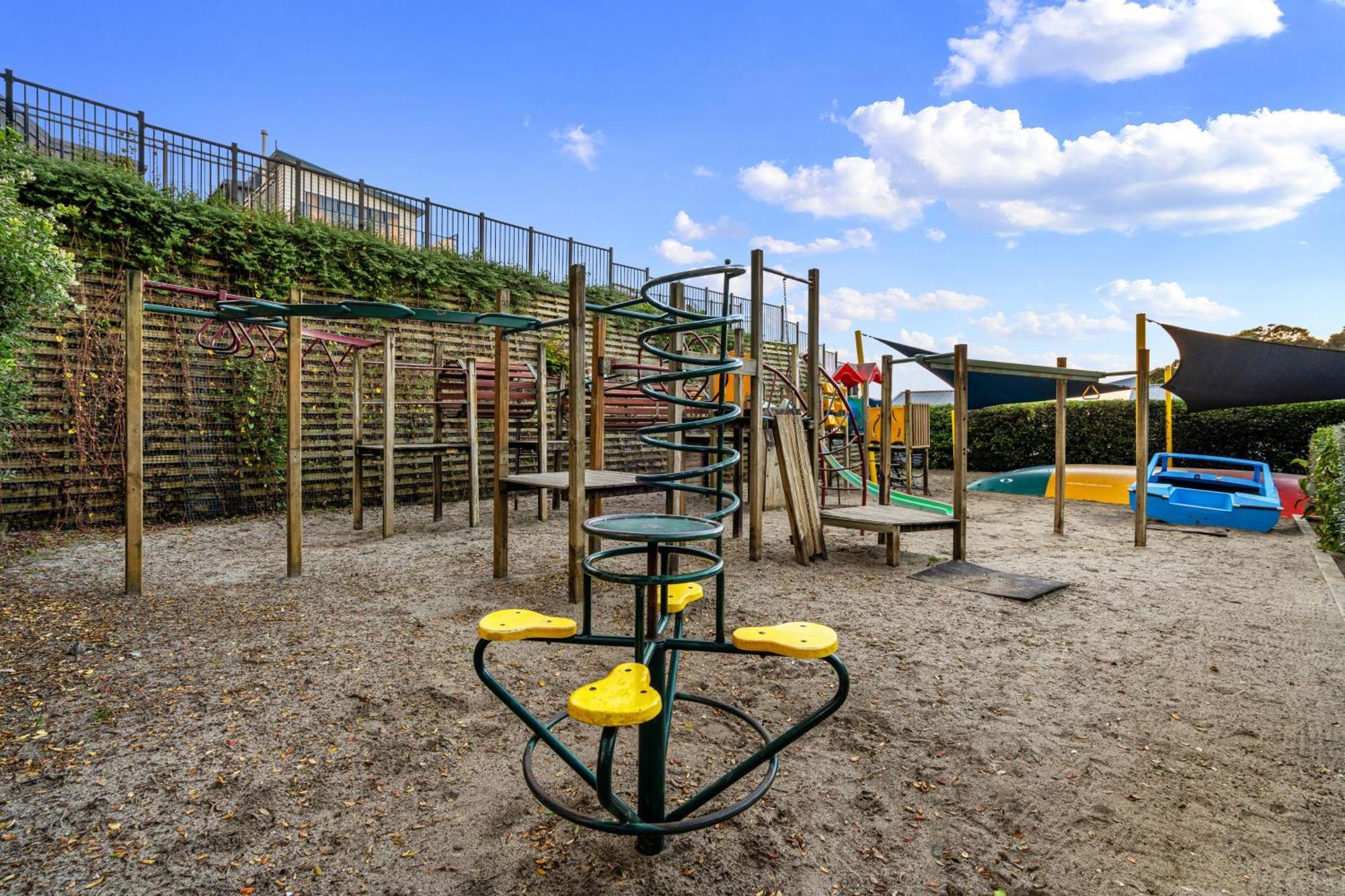 Tasman Holiday Parks - Waihi Beach Extérieur photo Playground at the school