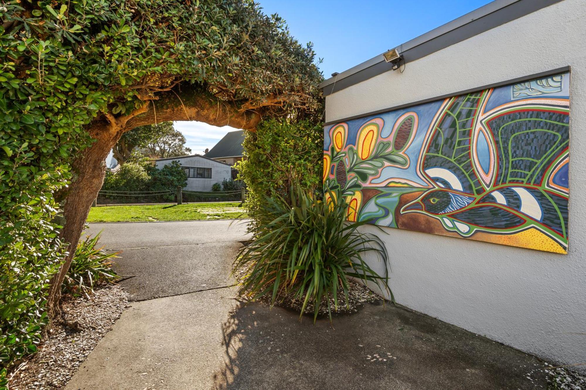 Tasman Holiday Parks - Waihi Beach Extérieur photo Mural on the side of a house in the suburb of St Johns, Auckland