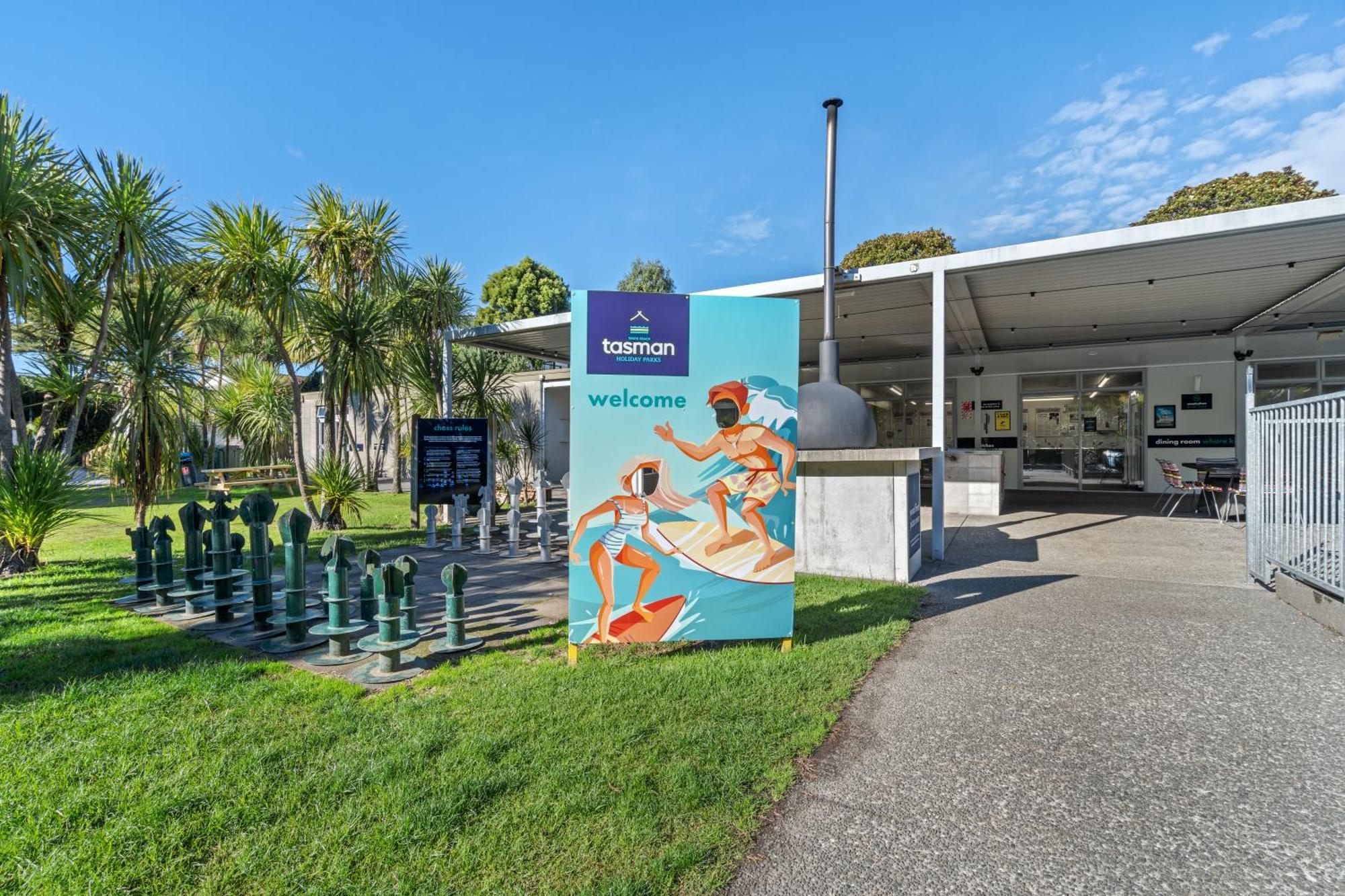 Tasman Holiday Parks - Waihi Beach Extérieur photo The entrance to the pool