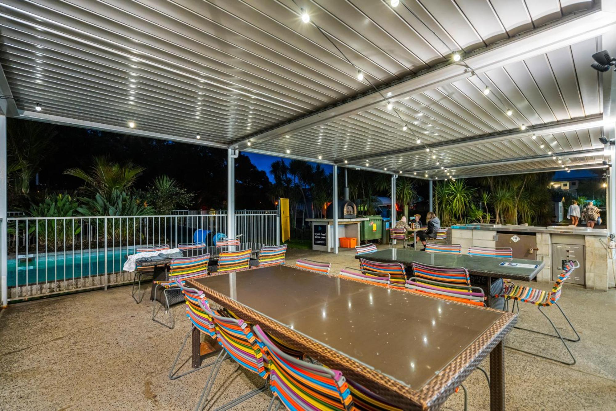 Tasman Holiday Parks - Waihi Beach Extérieur photo A louvred roof system