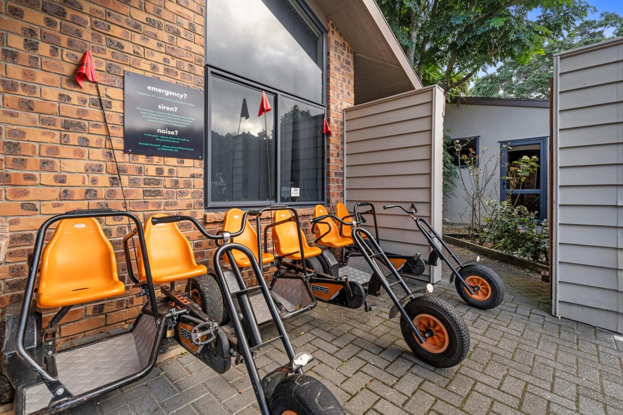 Tasman Holiday Parks - Waihi Beach Extérieur photo The bike share at the visitor centre