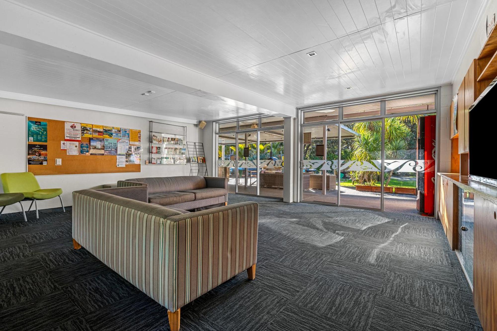 Tasman Holiday Parks - Waihi Beach Extérieur photo The interior of the school's main building
