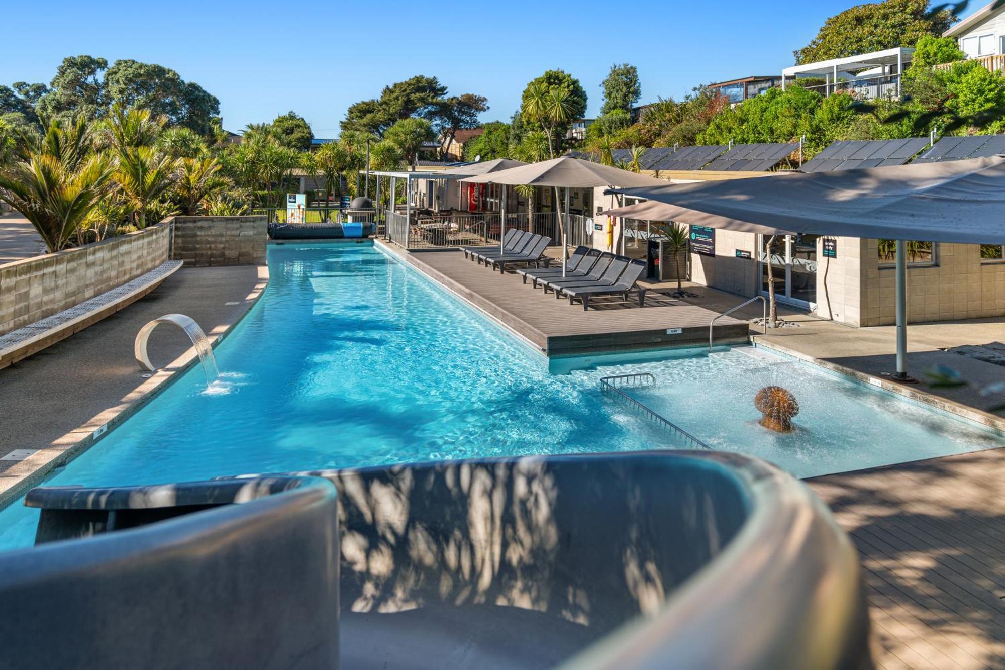 Tasman Holiday Parks - Waihi Beach Extérieur photo The pool at the Bay of Many Coves