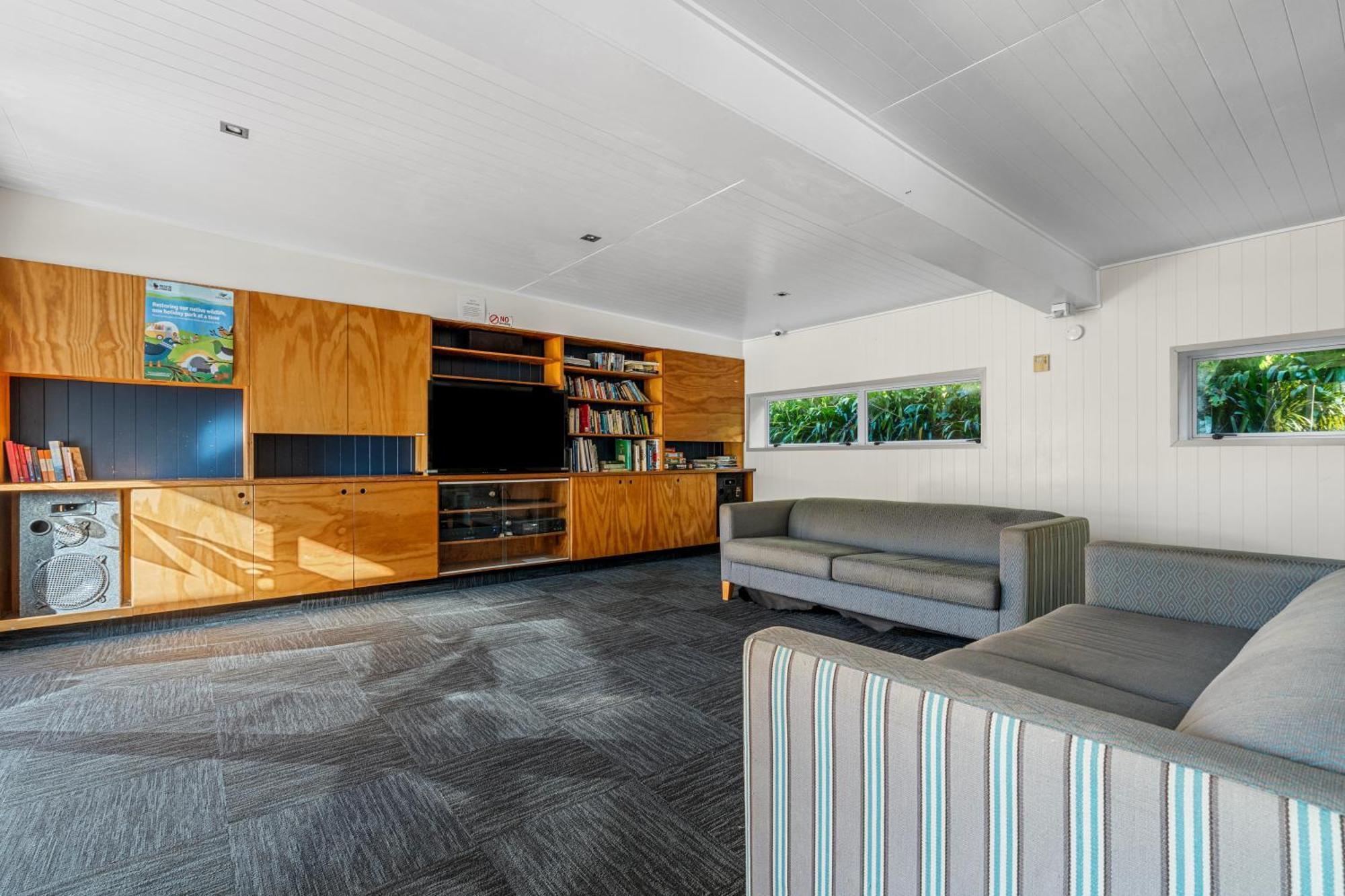 Tasman Holiday Parks - Waihi Beach Extérieur photo Interior of the house