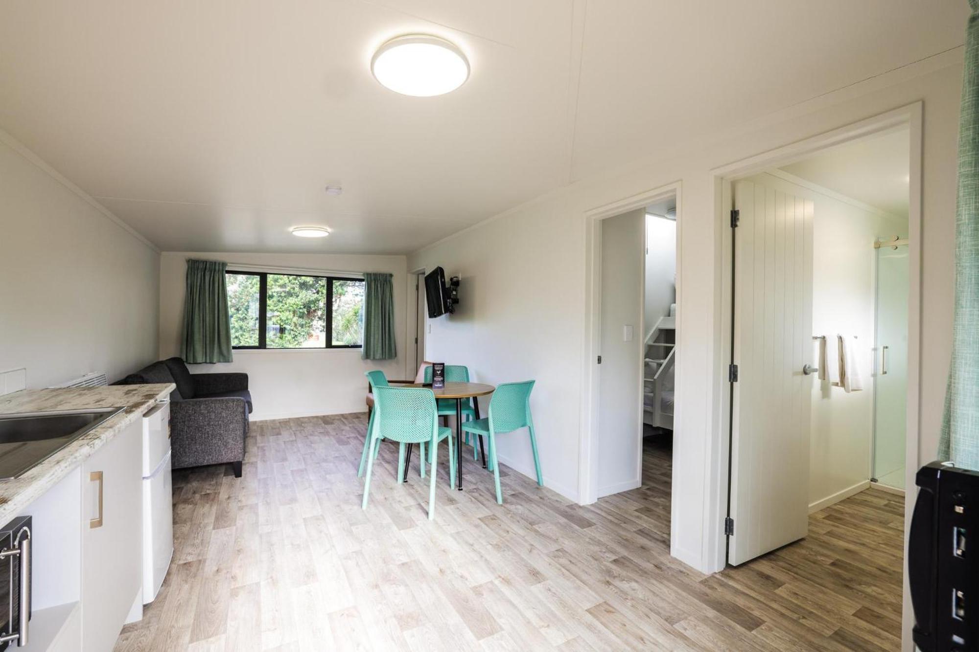 Tasman Holiday Parks - Waihi Beach Extérieur photo A typical one-bedroom apartment at the park