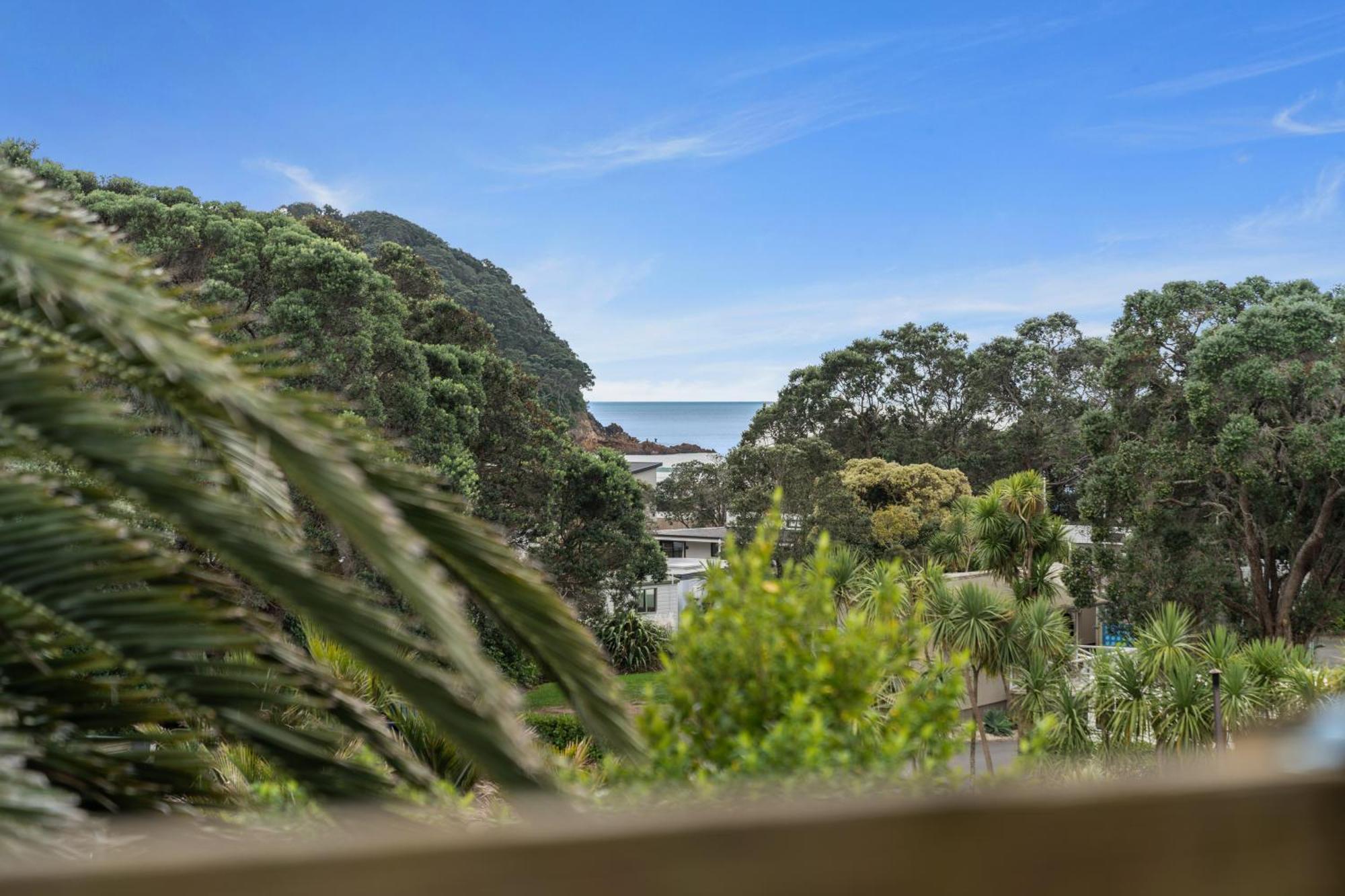 Tasman Holiday Parks - Waihi Beach Extérieur photo View of the bay from the town
