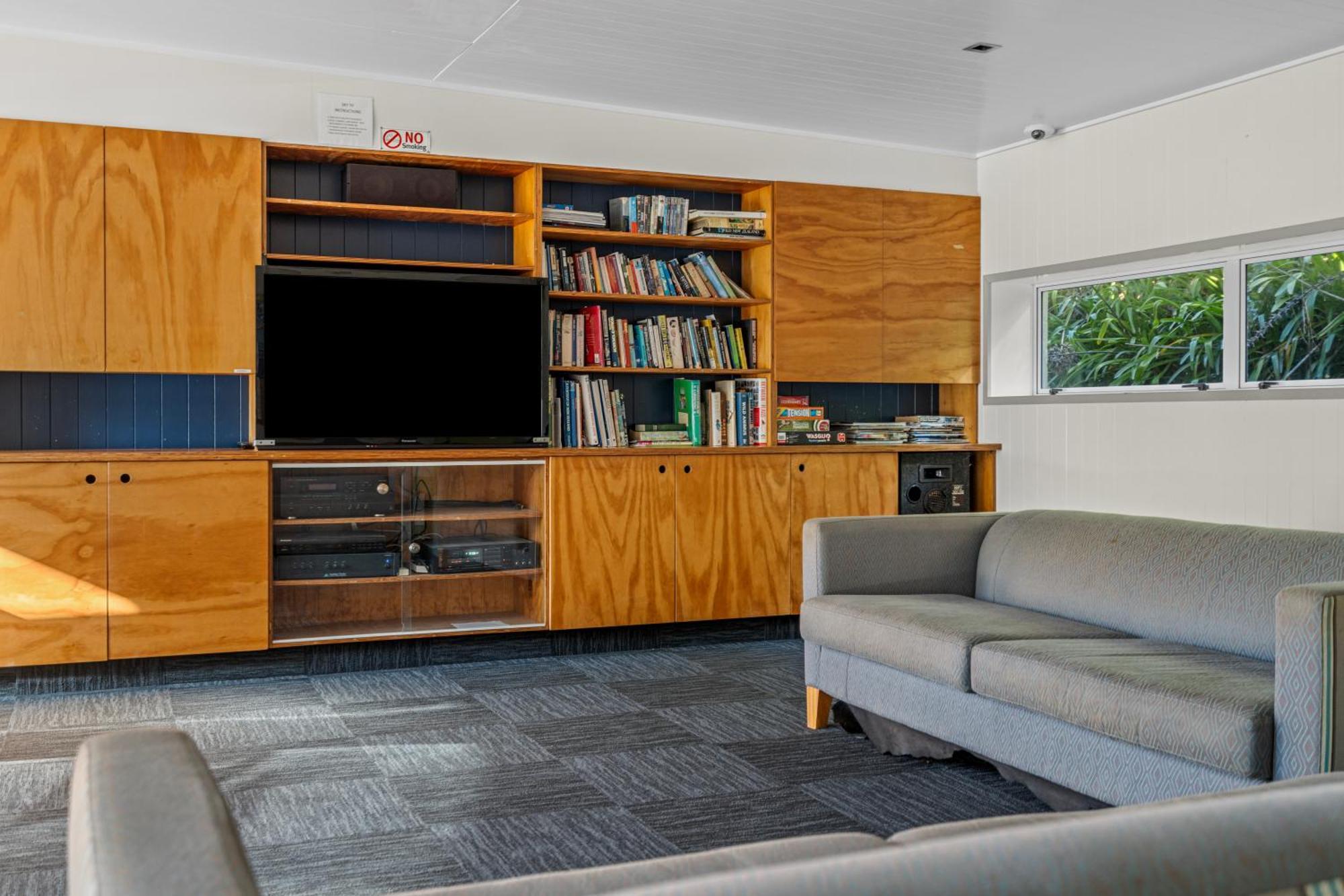 Tasman Holiday Parks - Waihi Beach Extérieur photo The interior of the house