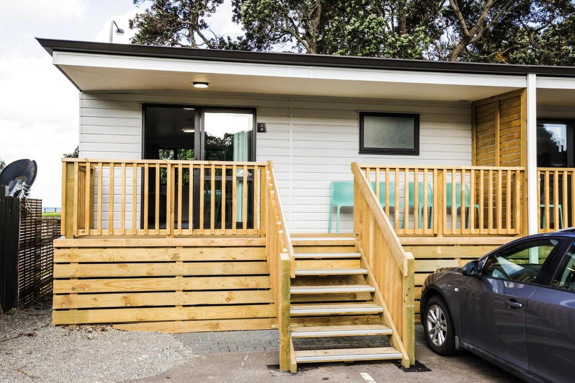 Tasman Holiday Parks - Waihi Beach Extérieur photo A tiny home in New Zealand