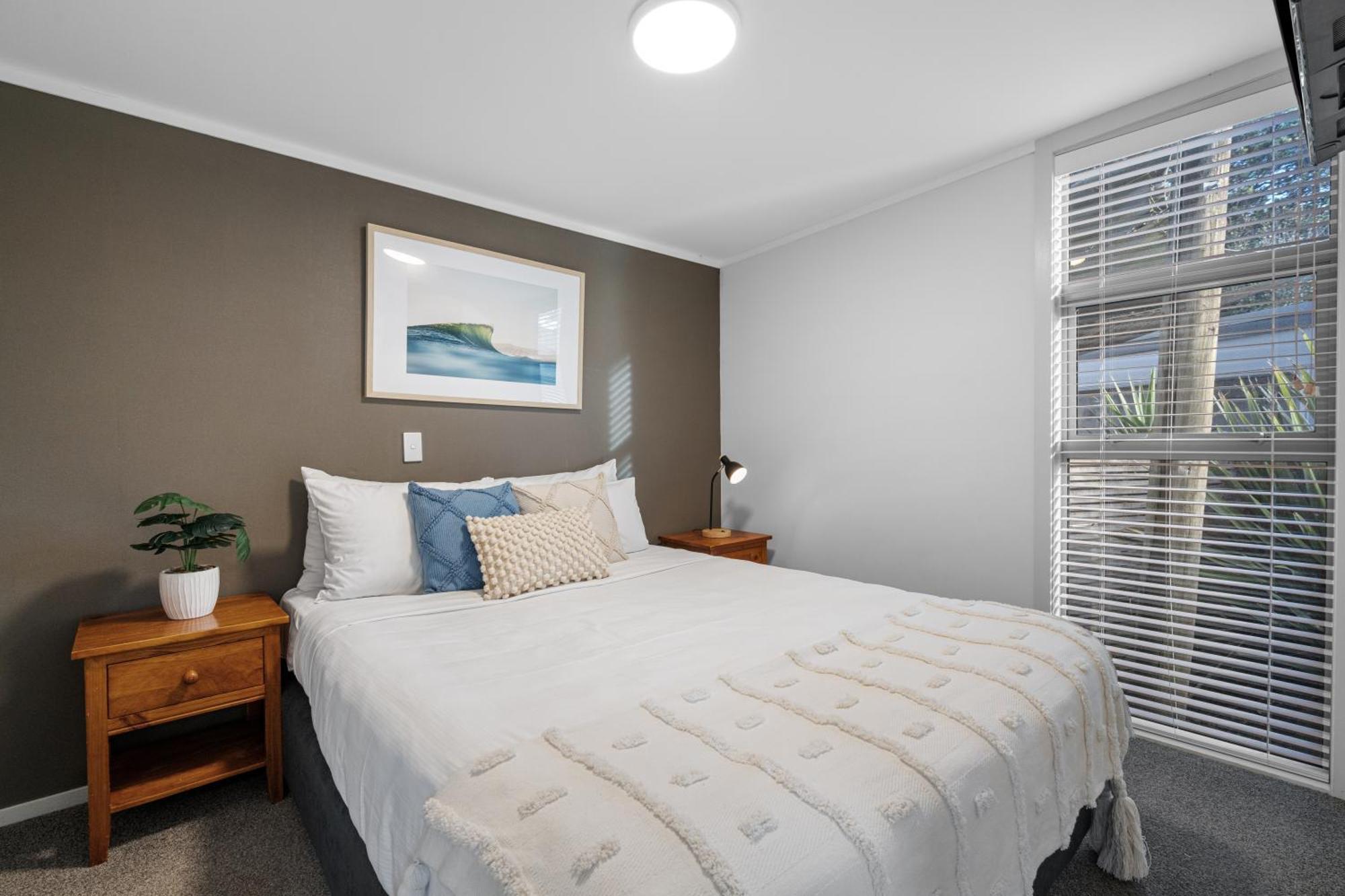 Tasman Holiday Parks - Waihi Beach Extérieur photo A bedroom in a typical apartment