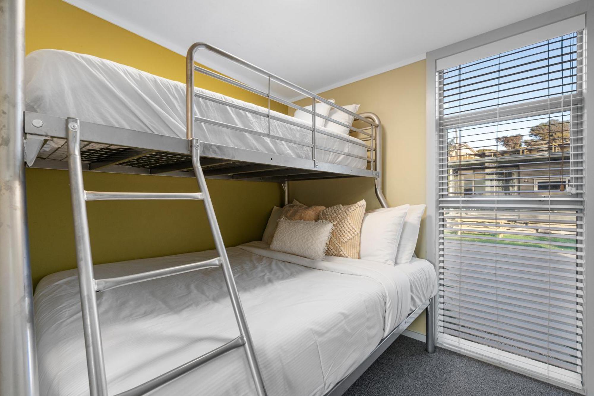 Tasman Holiday Parks - Waihi Beach Extérieur photo A bunk bed
