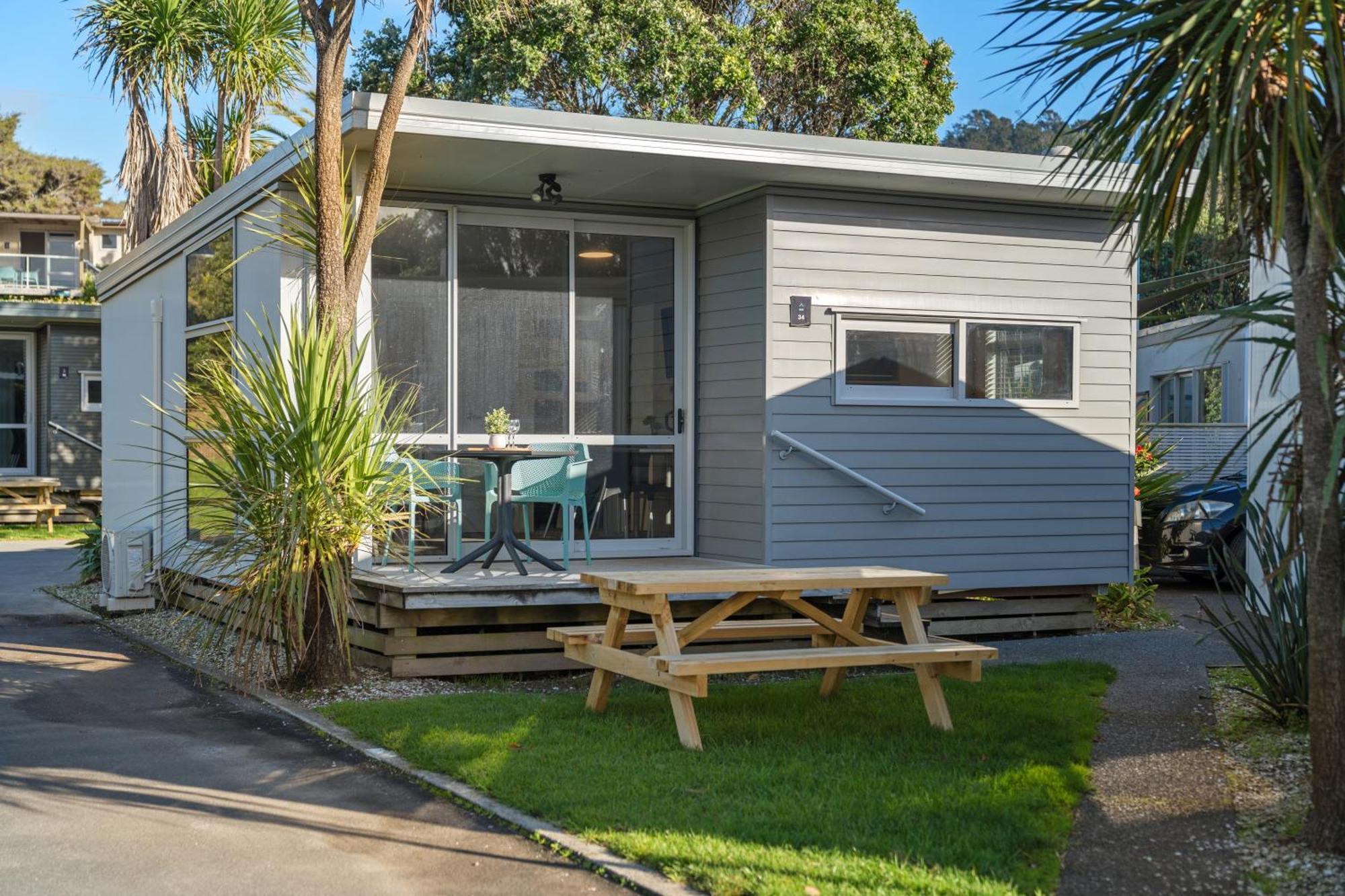 Tasman Holiday Parks - Waihi Beach Extérieur photo A bach at a holiday park in New Zealand
