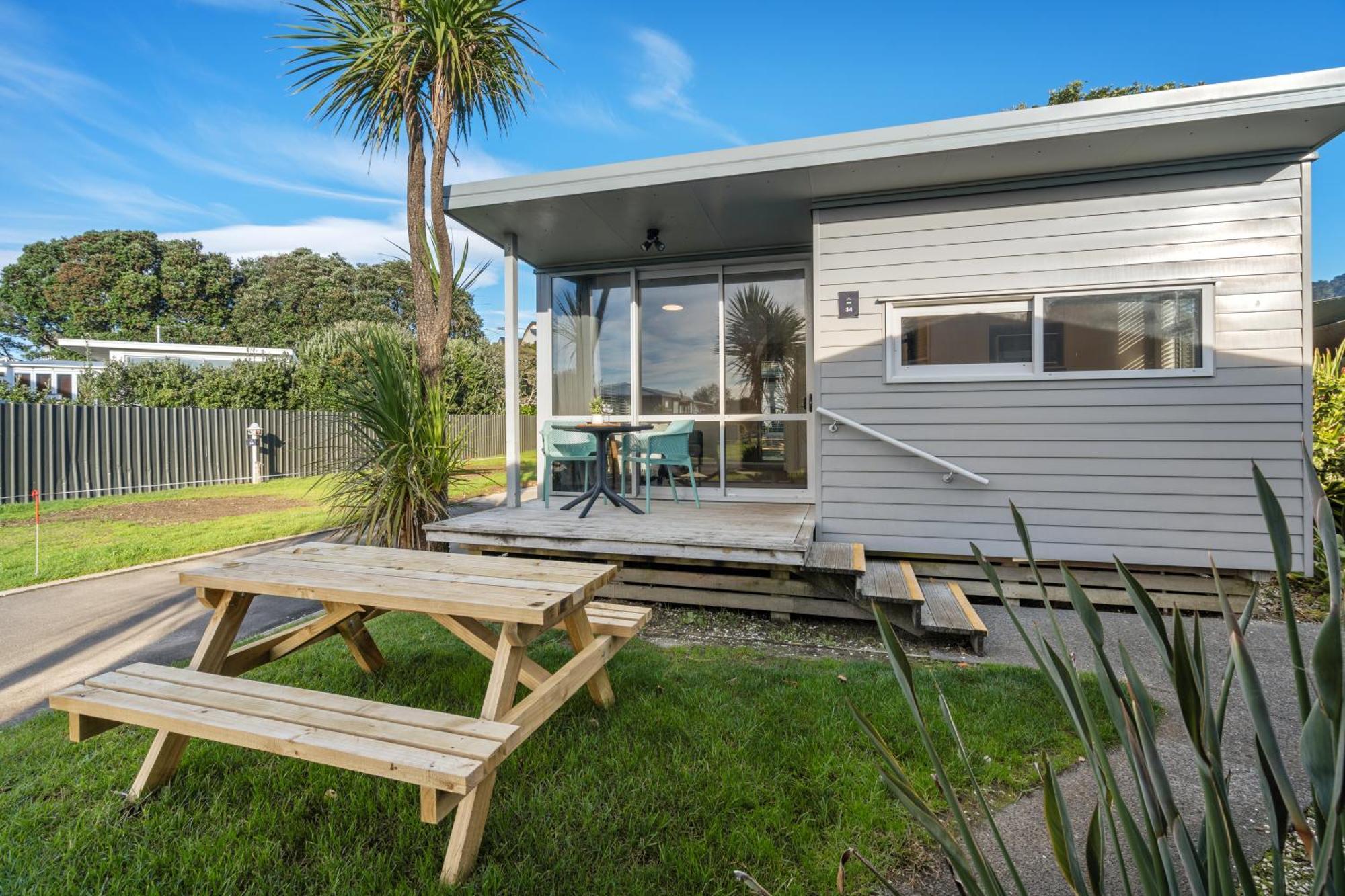 Tasman Holiday Parks - Waihi Beach Extérieur photo A bach at Waikare