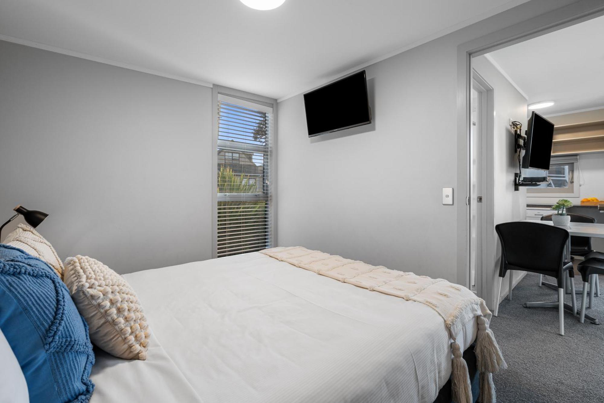 Tasman Holiday Parks - Waihi Beach Extérieur photo A bedroom in a typical apartment