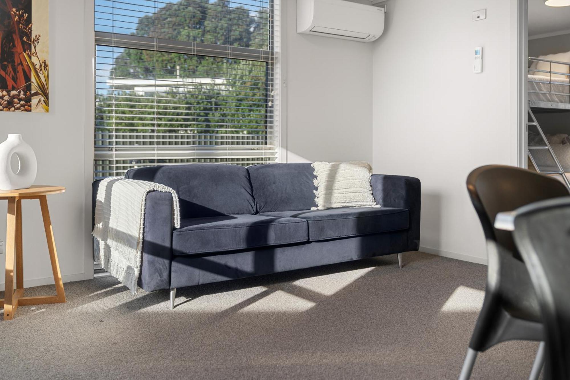 Tasman Holiday Parks - Waihi Beach Extérieur photo A sofa