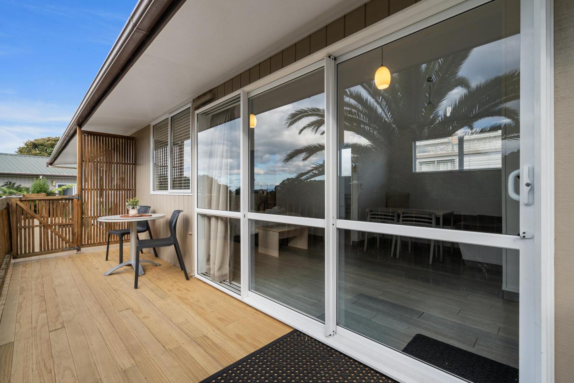 Tasman Holiday Parks - Waihi Beach Extérieur photo A sliding door