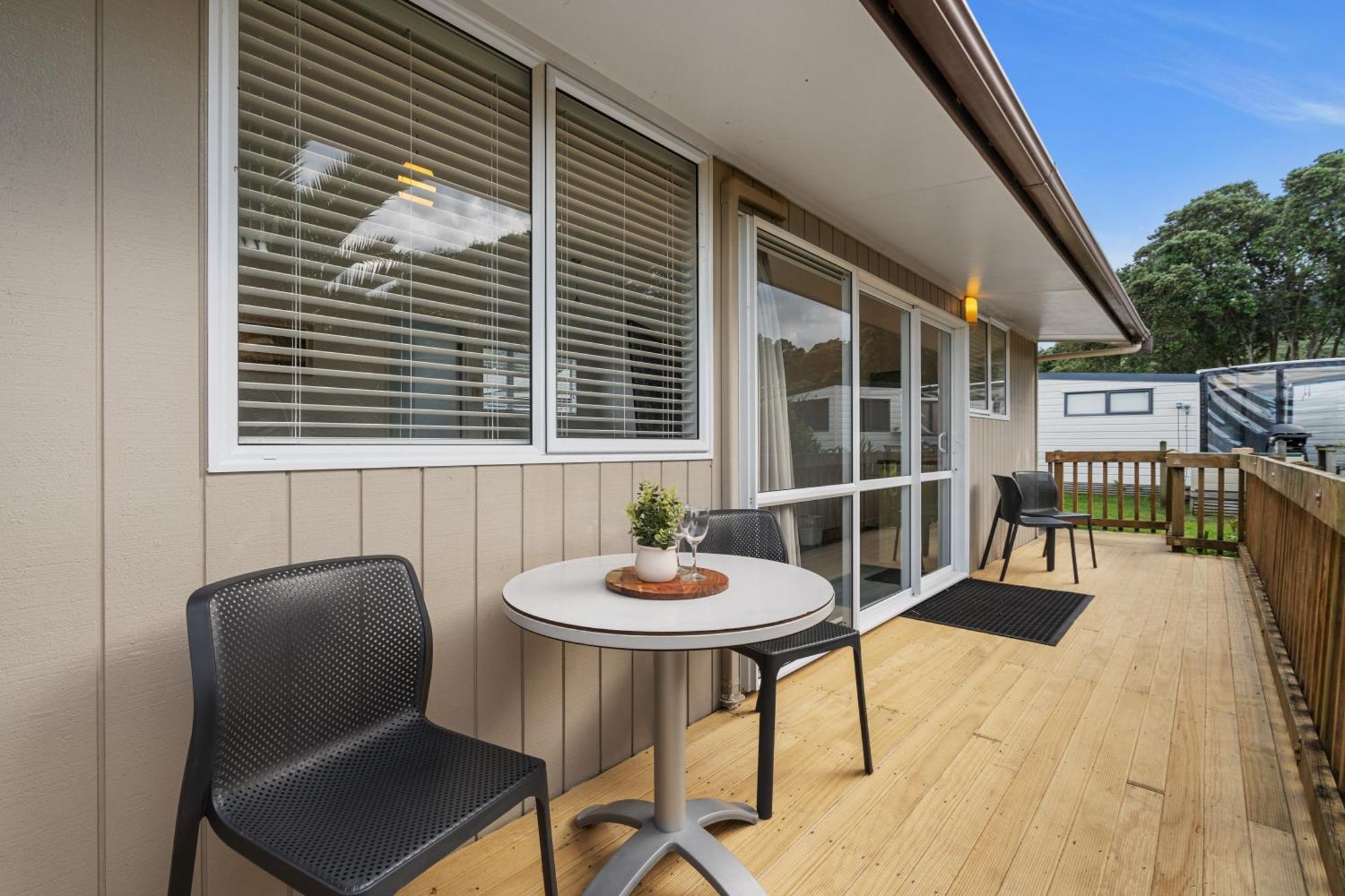 Tasman Holiday Parks - Waihi Beach Extérieur photo A typical motel room