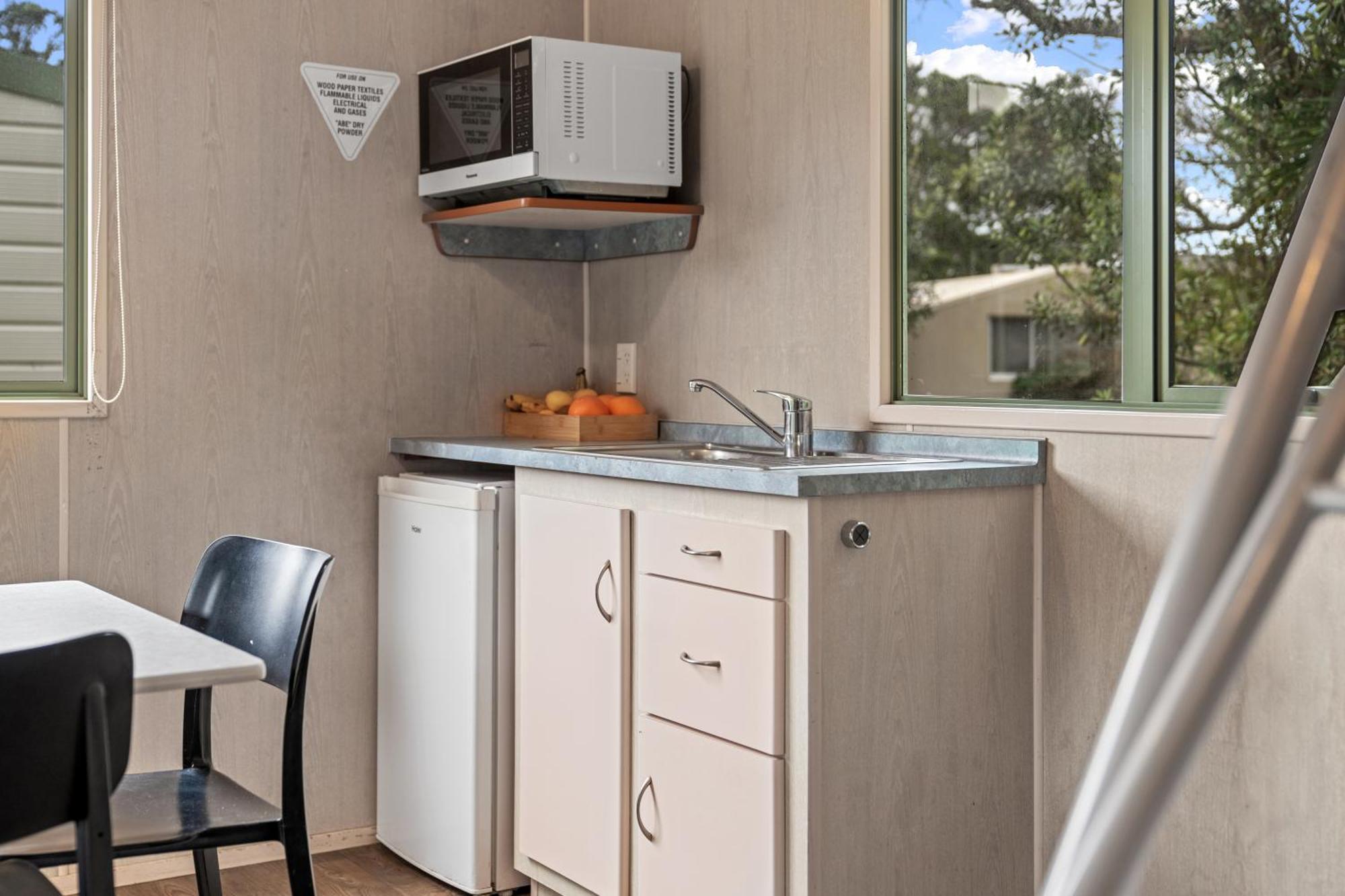 Tasman Holiday Parks - Waihi Beach Extérieur photo A typical kitchen in a typical studio