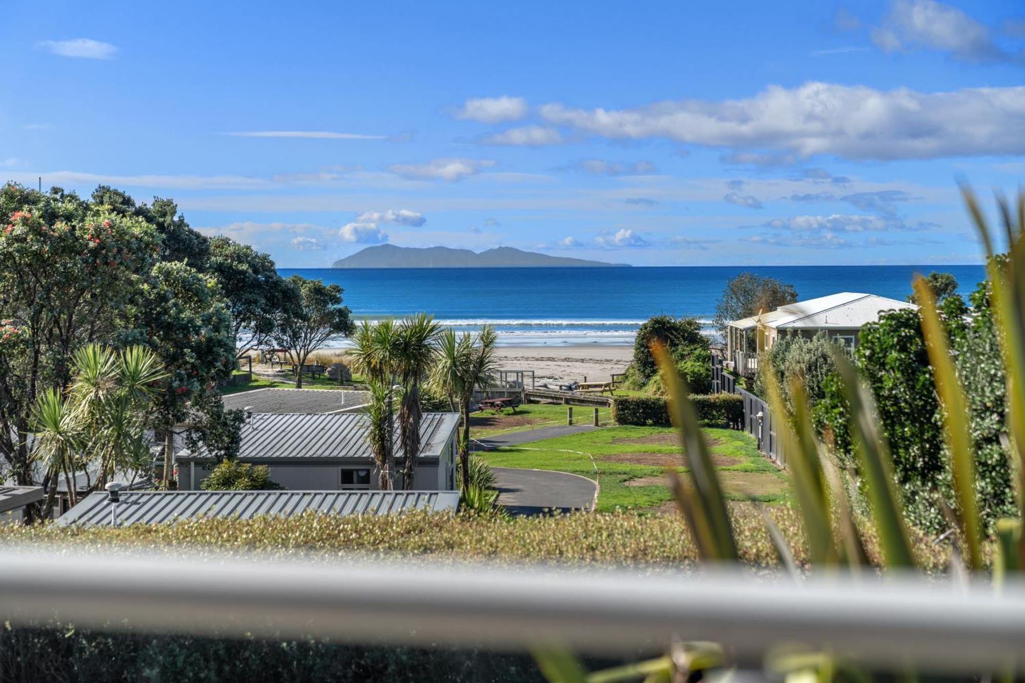 Tasman Holiday Parks - Waihi Beach Extérieur photo View of the bay from the town