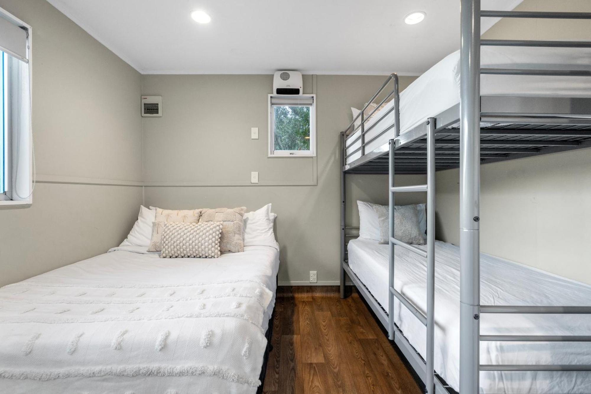 Tasman Holiday Parks - Waihi Beach Extérieur photo Bunk beds in a cabin