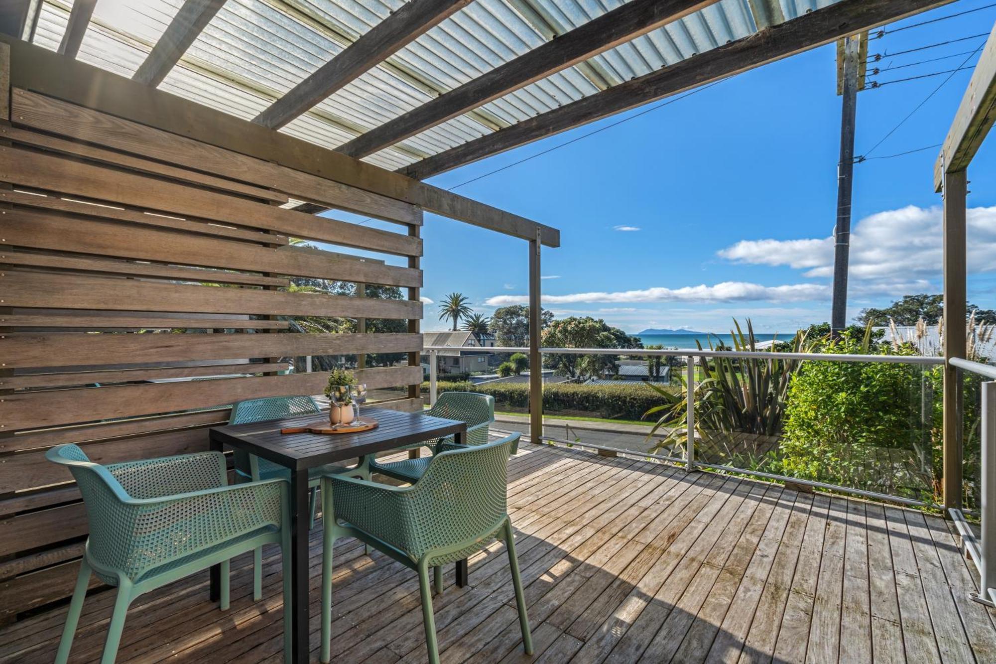 Tasman Holiday Parks - Waihi Beach Extérieur photo A deck in New Zealand