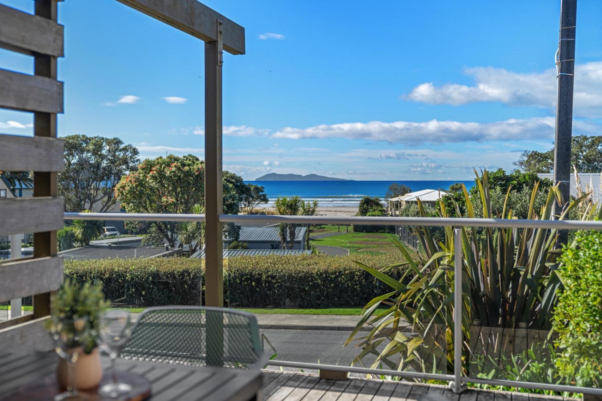 Tasman Holiday Parks - Waihi Beach Extérieur photo View of the bay from a house in Red Beach