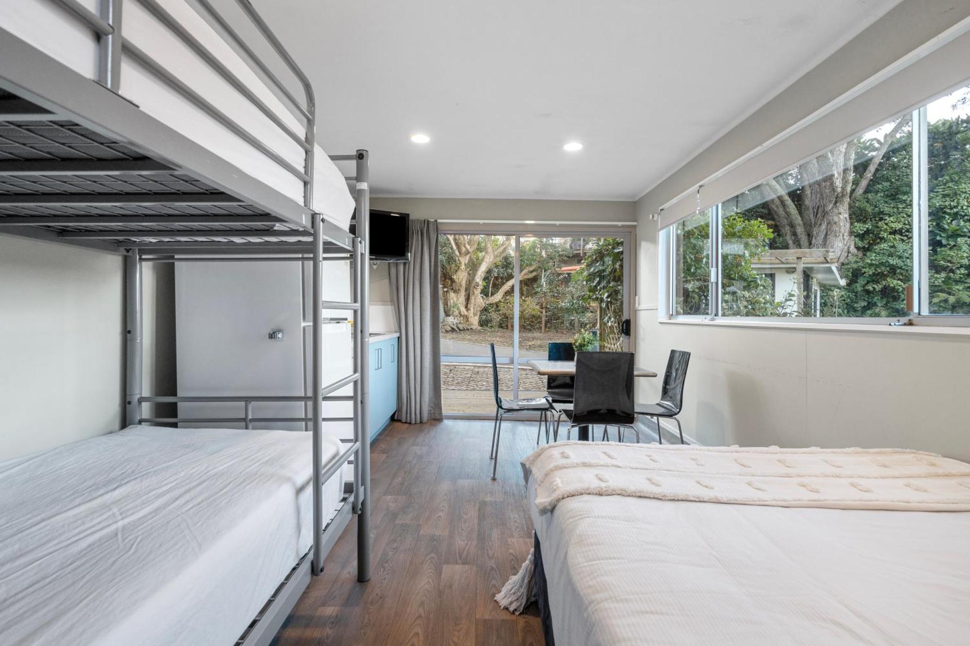 Tasman Holiday Parks - Waihi Beach Extérieur photo A typical studio at the University of Western Australia