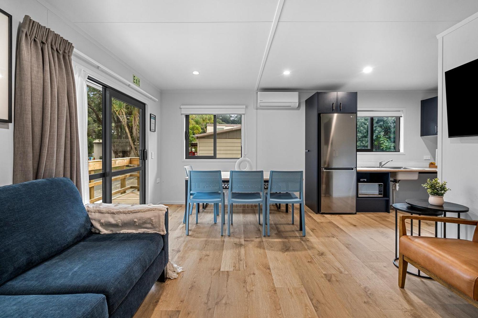 Tasman Holiday Parks - Waihi Beach Extérieur photo A modern bach interior