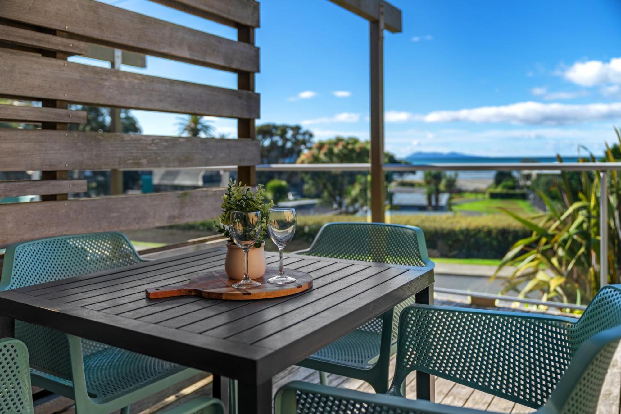 Tasman Holiday Parks - Waihi Beach Extérieur photo A balcony in New Zealand