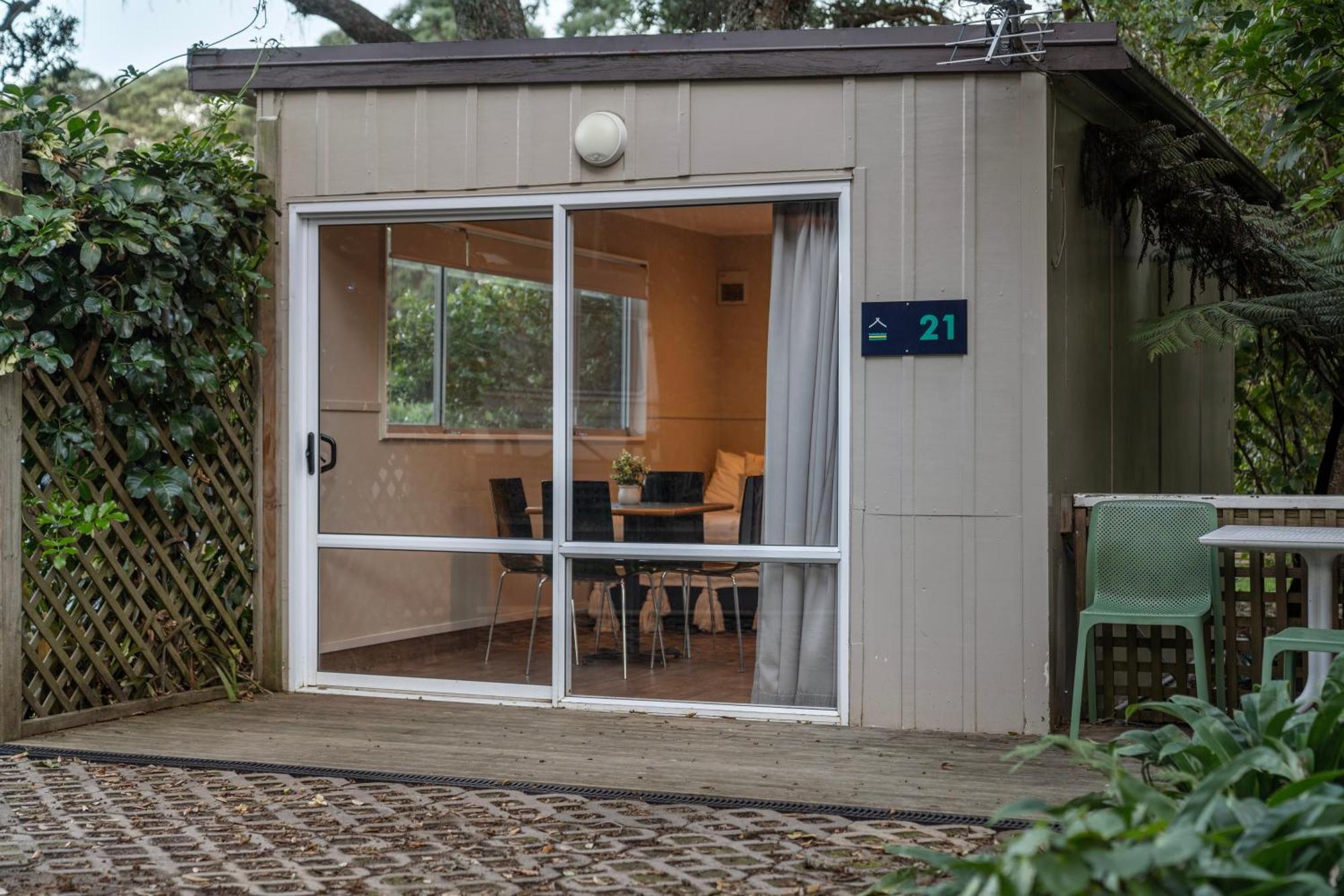 Tasman Holiday Parks - Waihi Beach Extérieur photo A garden room in Auckland, New Zealand